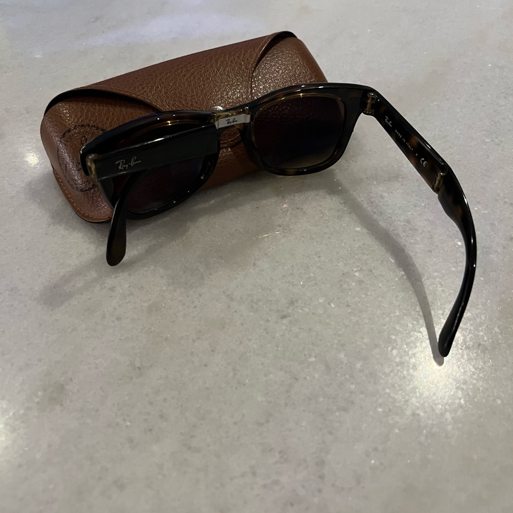 Ray-Ban Folding Wayfarer Tortoise Sunglasses - Picture 7 of 9